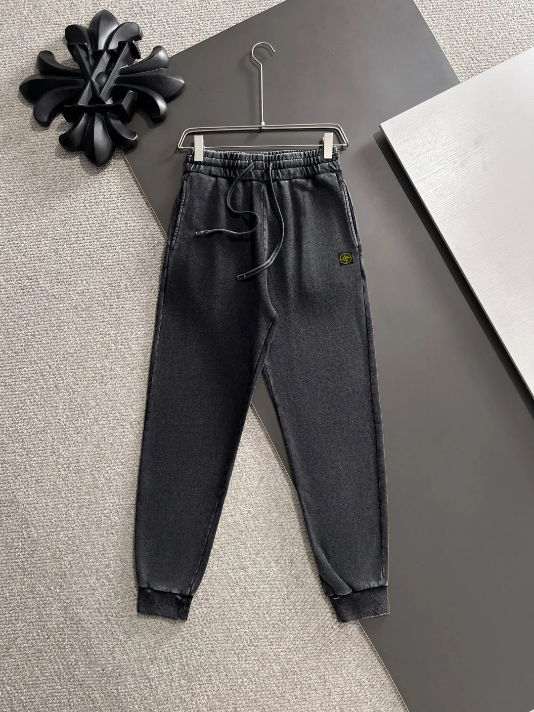 Next day shipping P720 Stone lsland/stone island high quality 2025 autumn and winter new casual heavy industry suit exclusively developed by yb! High quality production! The top version of the trading company channel order, external orders for imported custom fabrics, high breathability and comfort, impeccable details, absolutely worth buying! This type of suit is also a must-have for lazy people. You don’t have to think about how to match it, you can just get it in one set! Brand element design concept, delicate and soft feel! It presents a casual cut and the upper body shape is great! On sale simultaneously on the official website! From a high-end men's positioning brand, the low-key luxury taste is irresistible! Exquisite workmanship and impeccable quality! The overall style is simple, fashionable and timeless, fully meeting the requirements of stylish and tasteful dressing! Sizes: S to XL (or state your height and weight when placing an order)